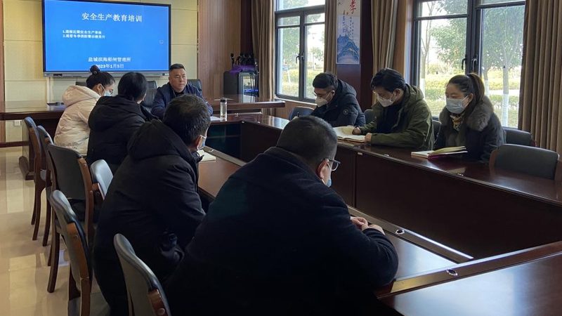 在撰写退费条款时，首先要明确退费的前提条件。例如，可以规定以下几种情况：